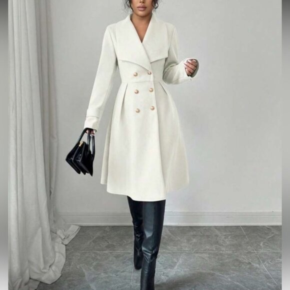 Elegant White Double-Breasted Pleated Overcoat - Picture 6 of 8
